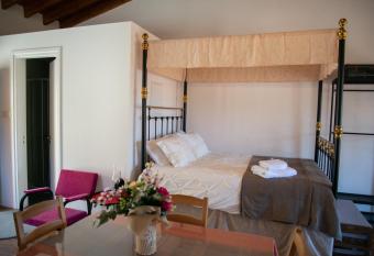 Cleo s Inn has Balcony rooms