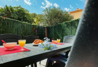 Charmant appartement    5 mn    pieds de la plage allows 18 year olds to book a room