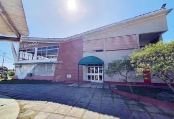 Espa  o La Gondola allows 18 year olds to book a room