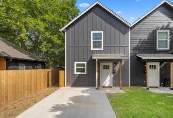 New Comfy Townhome 3 miles to Magnolia allows 18 year olds to book a room