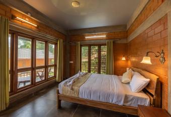 Lily, Scenic 1 BR cottage with pool by Roamhome has Balcony rooms