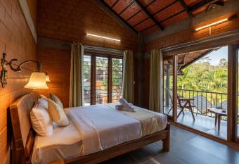 Tulip, Scenic 1 BR Cottage with Pool by Roamhome has Balcony rooms