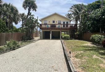 Comfy Beach House on Vero Beach has Balcony rooms