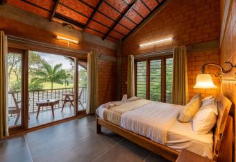 Pansy, Scenic 1 BR Cottage with Pool by Roamhome has Balcony rooms