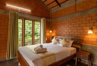 Petunia, 1 BR Cottage with Pool by Roamhome has Balcony rooms