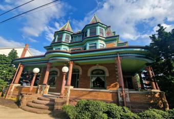 Vaast Bed & Breakfast allows 18 year olds to book a room