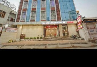 S S D N Hotel Shri Anand dham allows 18 year olds to book a room