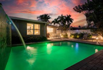 Wilton Manors Cottage 4 Bed 4 Bath w/own Pool! has Balcony rooms