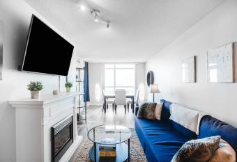 Stylish Fully Equipped Unit w/Parking, Pool & More! has rooms with a private hot tub