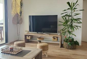 Appartement T2 sur Mauguio avec grande terrasse has Balcony rooms