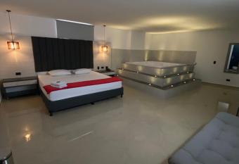 HOTEL CALIFORNIA CITY has rooms with a private hot tub