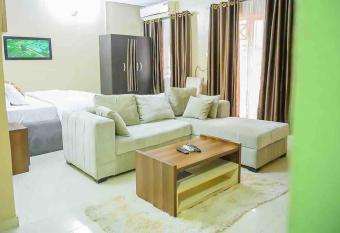 Spacious Cozy Studio Palace Apartment allows 18 year olds to book a room