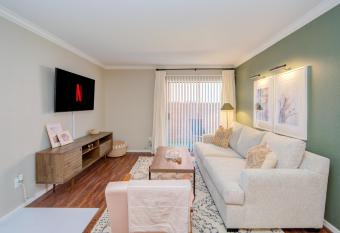 Calm Stay Houston Med Center Tmc MD Anderson Nrg has Balcony rooms