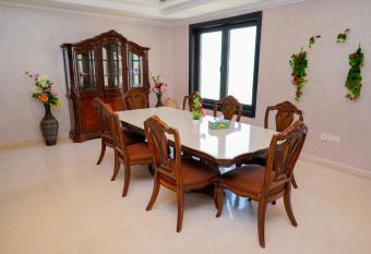 apartment in the pearl has Balcony rooms