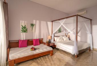 Sea Sense Resort has rooms with a private hot tub