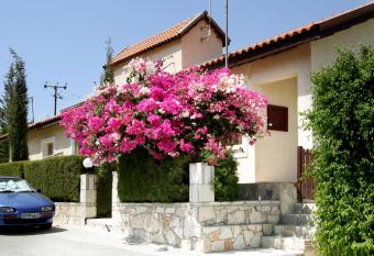 Hilltop Chalet has Balcony rooms