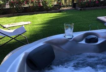 Giens, superb high-end apartment with jacuzzi has rooms with a private hot tub