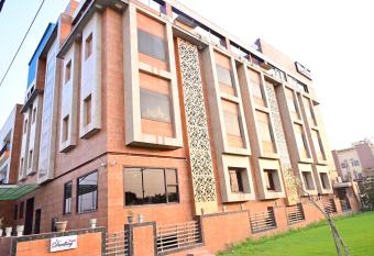 The Dwelling Inn has Smoking rooms