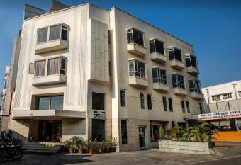 Hotel Mansar Jammu allows 18 year olds to book a room