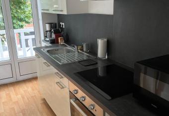 Joli 2 pi  ces au c  ur de malo proche de la plage ,la Maison Bleue has Balcony rooms