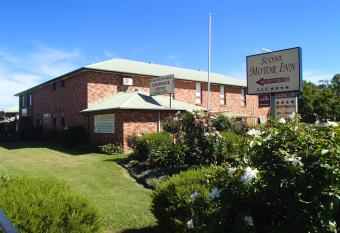 Scone Motor Inn & Apartments has rooms with a private hot tub