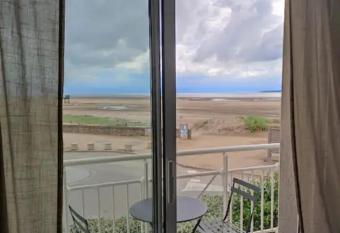 Superbe duplex face mer has Balcony rooms