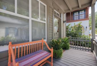 Downtown Getaway has Balcony rooms