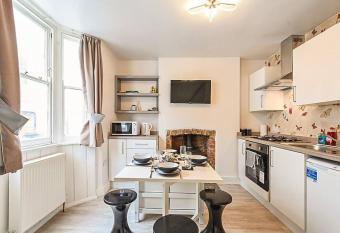 Stylish Modern Two Bedroom Fishermans Cottage Central Brighton has Balcony rooms