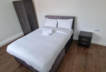 APARTMENT IN WAKEFIELD CITY CENTRE allows 18 year olds to book a room