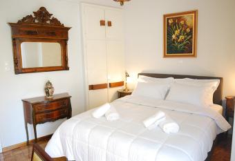 Central Heraklion Lovely Boutique 2-bedroom Apartment. Olympia. has Balcony rooms