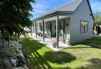 2 Oaks Cottage Clyde allows 18 year olds to book a room