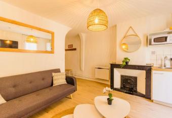 Charmant T2 en plein centre de Clermont l   H  rault allows 18 year olds to book a room