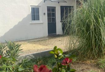 Petite maison, quartier calme. allows 18 year olds to book a room