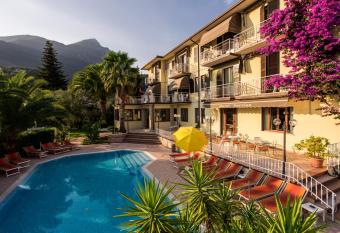 Hotel Sorriso has Balcony rooms