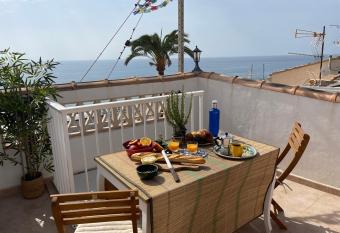 Oldtown family house with amazing terrace - 3 minutes from beach! allows 18 year olds to book a room