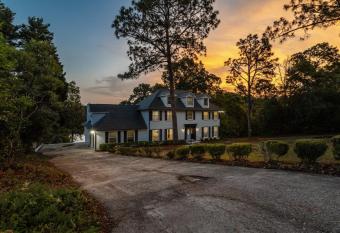 Large Lake House- Ft Jackson and Gamecock events has Balcony rooms