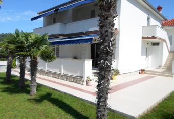 Casa Emma Rab has Balcony rooms