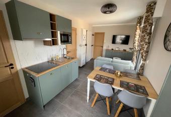 Les Ormes 17 has Balcony rooms