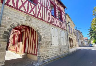 Superbe appartement & piscine priv      Sens has Balcony rooms