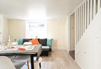 Homey Downtown Brighton Two Bedroom Townhouse Near Sea Front, up to 7 guests has Balcony rooms