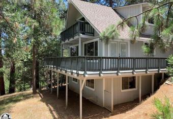 Breckenridge Chalet near Yosemite. Dog friendly! allows 18 year olds to book a room