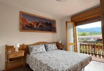 DOLOMITI HOUSE 4 has Balcony rooms