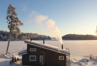 Stunning log cabin 45m2 on the shore of Kallavesi. has rooms with a private hot tub