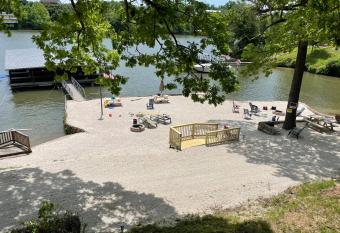 Lakeshore Fishing Cabin #2 has Balcony rooms