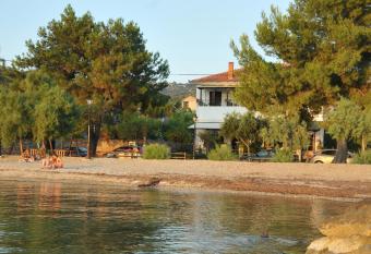 Zouzoula House has Balcony rooms