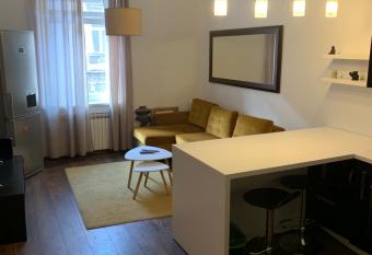 Apartment Heaven has rooms with a private hot tub