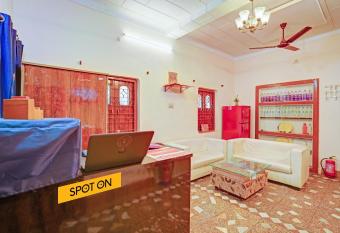 SPOT ON 93628 Hotel Evening Star Inn allows 18 year olds to book a room