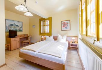 Watzdorfer Geleitschenke und Herberge allows 18 year olds to book a room