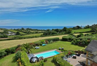 Halekulani Devon Homestay allows 18 year olds to book a room