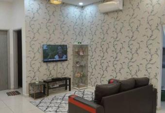 Sahabat Meru, 3 bedroom cozy apartment - with swimming pool has Balcony rooms